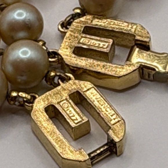 Givenchy 1977 Vintage Cream Pearl Bracelet with Gold Clasp 8.25” GG - Picture 3 of 8